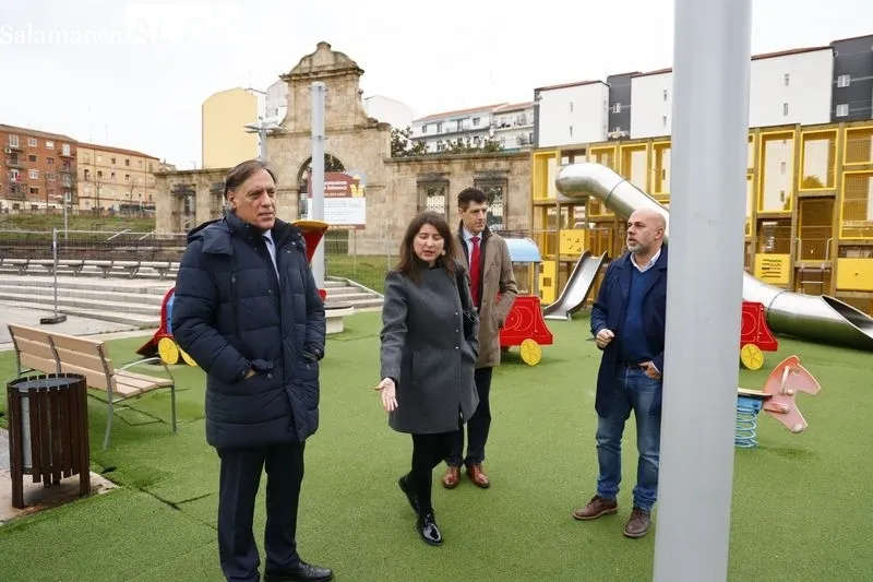 Visita del alcalde, Carlos García Carbayo a las obras de ampliación y mejora de la zona de juegos infantiles de la Plaza de la Concordia