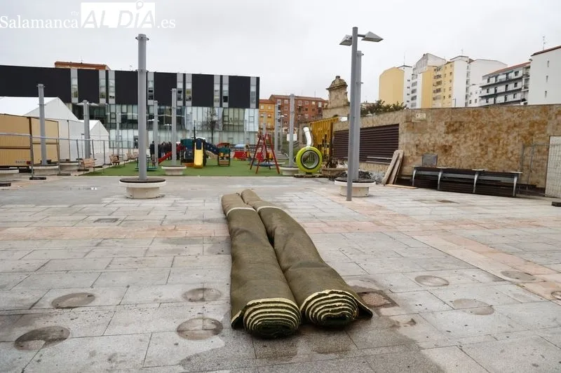 Visita del alcalde, Carlos García Carbayo a las obras de ampliación y mejora de la zona de juegos infantiles de la Plaza de la Concordia