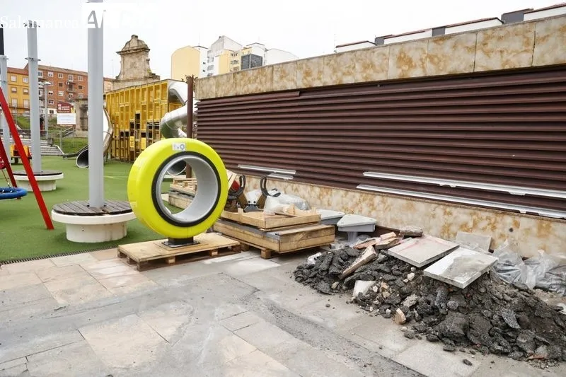 Visita del alcalde, Carlos García Carbayo a las obras de ampliación y mejora de la zona de juegos infantiles de la Plaza de la Concordia