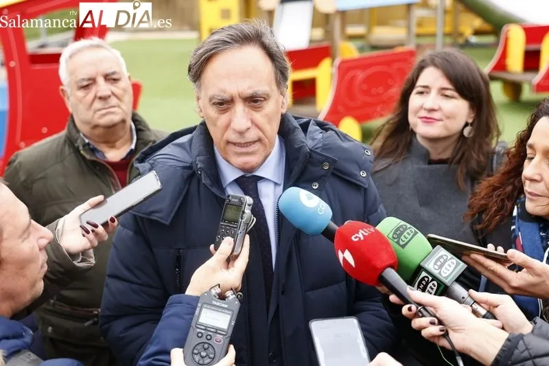 Visita del alcalde, Carlos García Carbayo a las obras de ampliación y mejora de la zona de juegos infantiles de la Plaza de la Concordia
