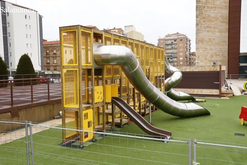 Visita del alcalde, Carlos García Carbayo a las obras de ampliación y mejora de la zona de juegos infantiles de la Plaza de la Concordia
