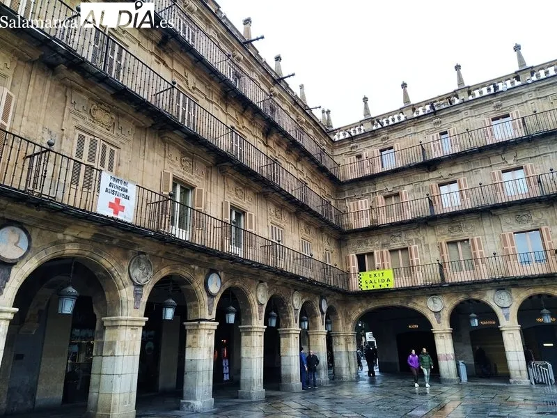 Preparativos de la Nochevieja Universitaria en la Plaza Mayor de Salamanca. Foto de David Sañudo