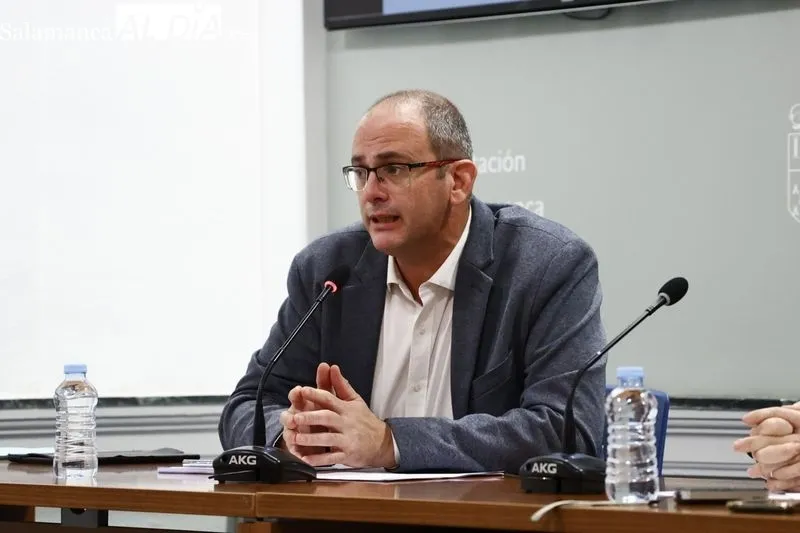 El diputado de Economía, Antonio Luis Sánchez, presenta el anteproyecto de Presupuestos de la Diputación para 2023. Foto de David Sañudo