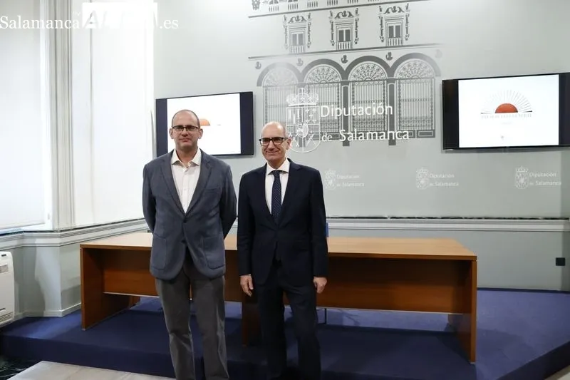 El presidente de la Diputación de Salamanca, Javier Iglesias, acompañado por el diputado de Economía, Antonio Luis Sánchez, presenta el anteproyecto de Presupuestos de la Diputación para 2023. Foto de David Sañudo