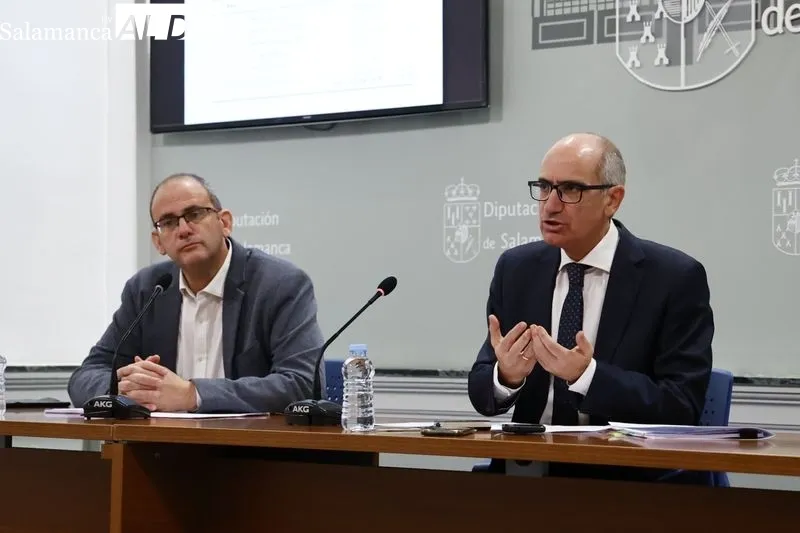 El presidente de la Diputación de Salamanca, Javier Iglesias, acompañado por el diputado de Economía, Antonio Luis Sánchez, presenta el anteproyecto de Presupuestos de la Diputación para 2023. Foto de David Sañudo