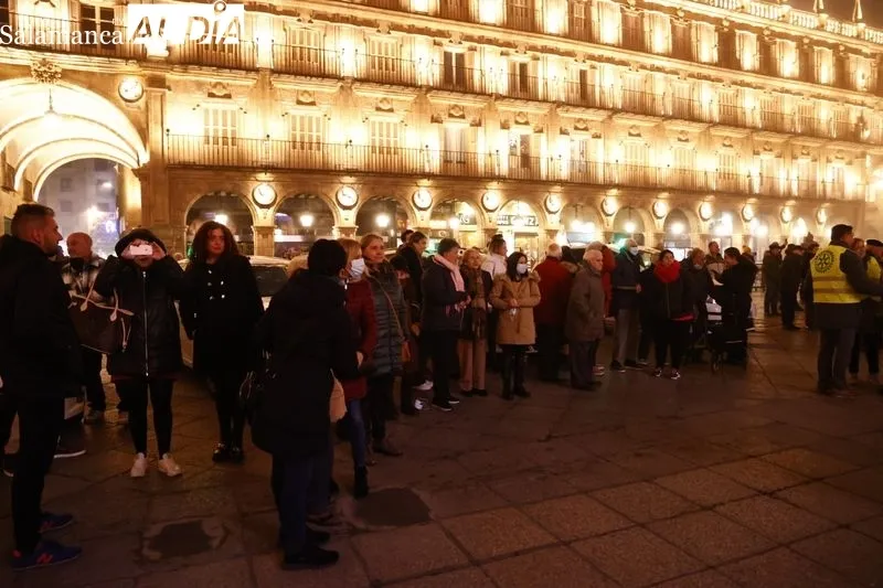 Sonrisas e ilusión de los más mayores al disfrutar de la iluminación navideña gracias a los taxistas solidarios  | David Sañudo