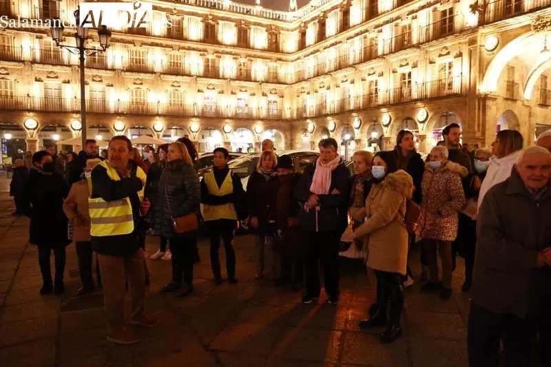 Sonrisas e ilusión de los más mayores al disfrutar de la iluminación navideña gracias a los taxistas solidarios  | David Sañudo