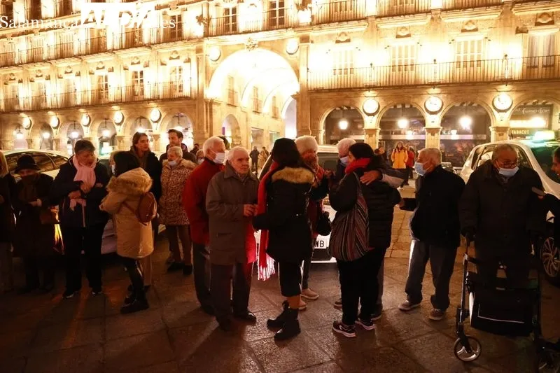 Sonrisas e ilusión de los más mayores al disfrutar de la iluminación navideña gracias a los taxistas solidarios  | David Sañudo