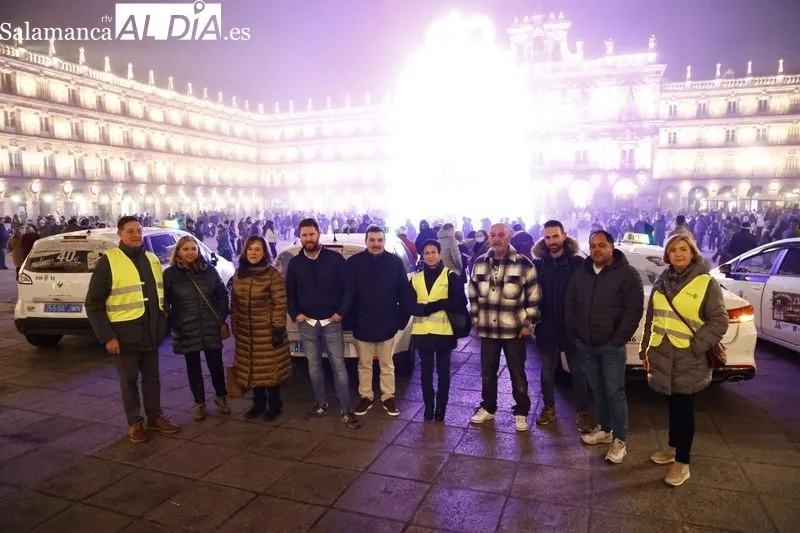 Sonrisas e ilusión de los más mayores al disfrutar de la iluminación navideña gracias a los taxistas solidarios  | David Sañudo