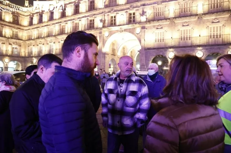 Sonrisas e ilusión de los más mayores al disfrutar de la iluminación navideña gracias a los taxistas solidarios  | David Sañudo