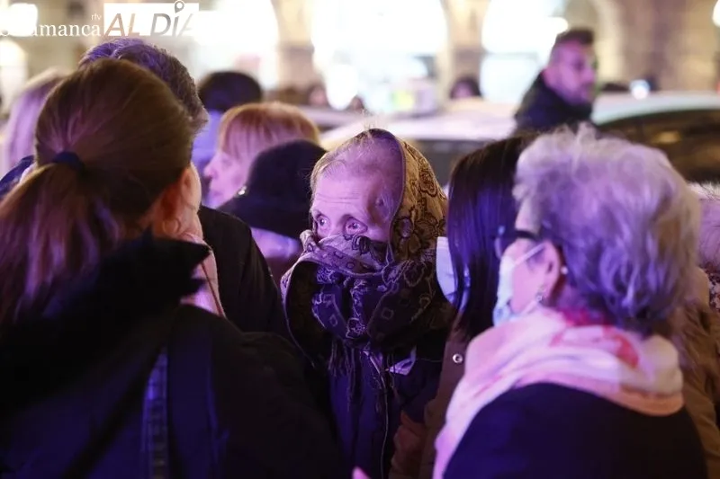 Sonrisas e ilusión de los más mayores al disfrutar de la iluminación navideña gracias a los taxistas solidarios  | David Sañudo