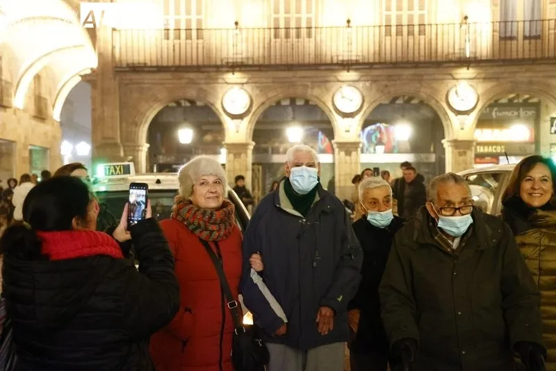 Sonrisas e ilusión de los más mayores al disfrutar de la iluminación navideña gracias a los taxistas solidarios  | David Sañudo