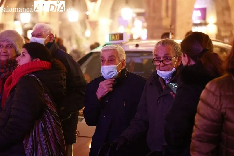 Sonrisas e ilusión de los más mayores al disfrutar de la iluminación navideña gracias a los taxistas solidarios  | David Sañudo