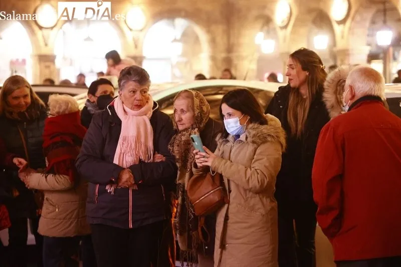 Sonrisas e ilusión de los más mayores al disfrutar de la iluminación navideña gracias a los taxistas solidarios  | David Sañudo