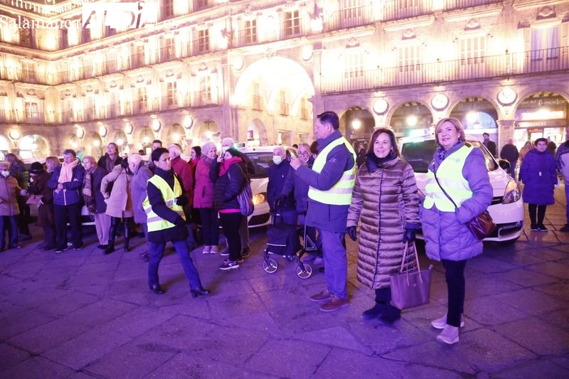 Sonrisas e ilusión de los más mayores al disfrutar de la iluminación navideña gracias a los taxistas solidarios  | David Sañudo