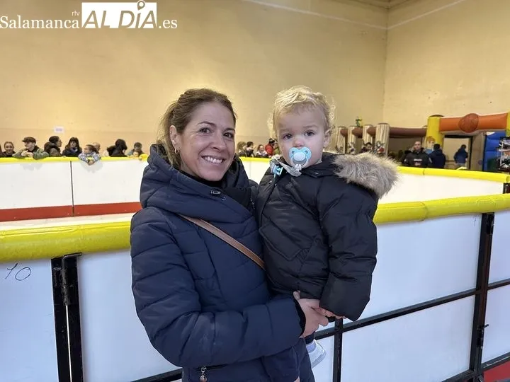 Los vecinos de Castellanos de Moriscos disfrutan de la pista de hielo