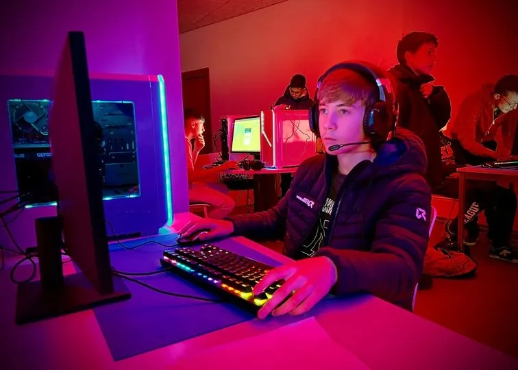 Gran acogida del 'Carbajosa Gaming Fest' por parte de los jóvenes de municipio
