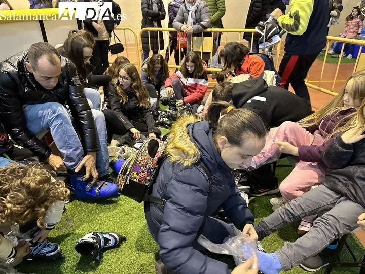 Los vecinos de Castellanos de Moriscos disfrutan de la pista de hielo