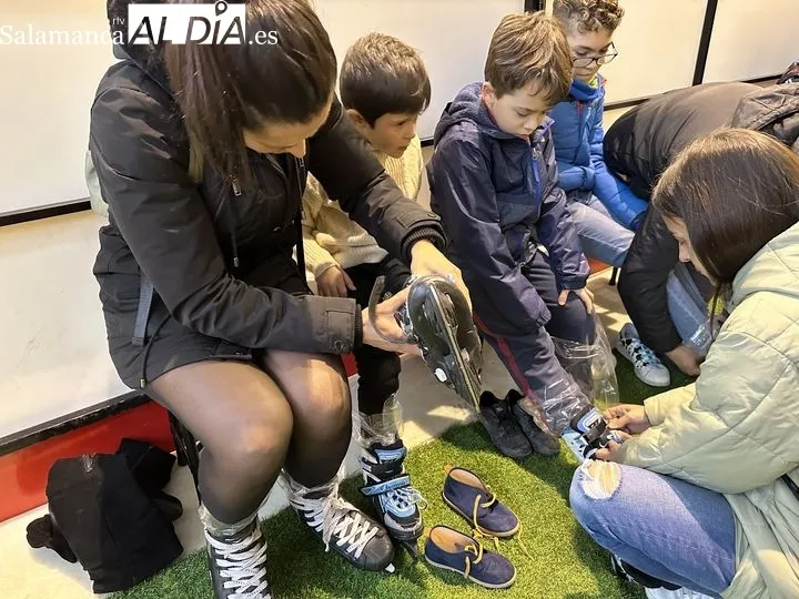 Los vecinos de Castellanos de Moriscos disfrutan de la pista de hielo