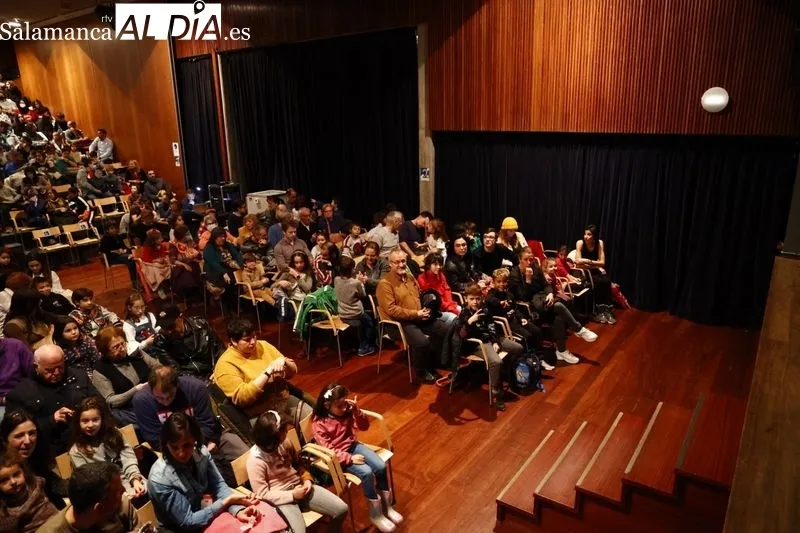 La magia de Estefanía Galera divierte a pequeños y mayores | Fotos: David Sañudo