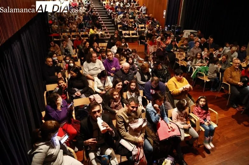 La magia de Estefanía Galera divierte a pequeños y mayores | Fotos: David Sañudo