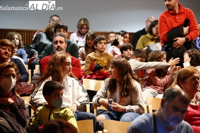 La magia de Estefanía Galera divierte a pequeños y mayores | Fotos: David Sañudo