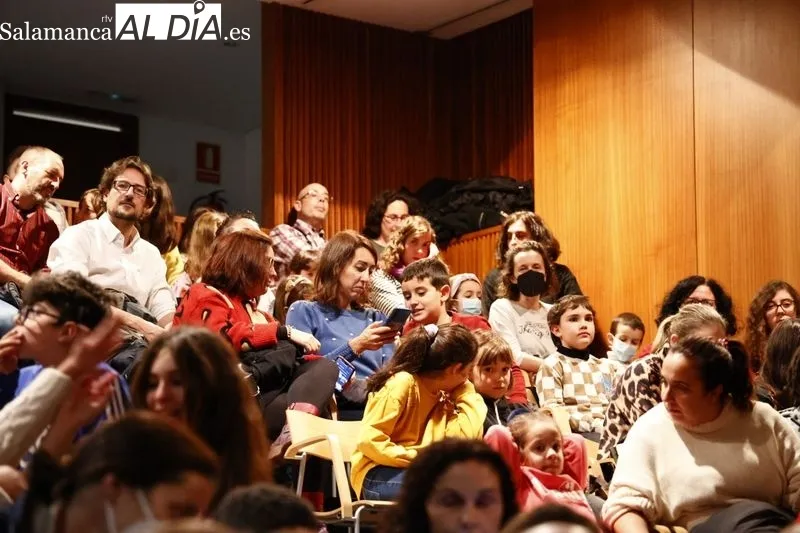 La magia de Estefanía Galera divierte a pequeños y mayores | Fotos: David Sañudo