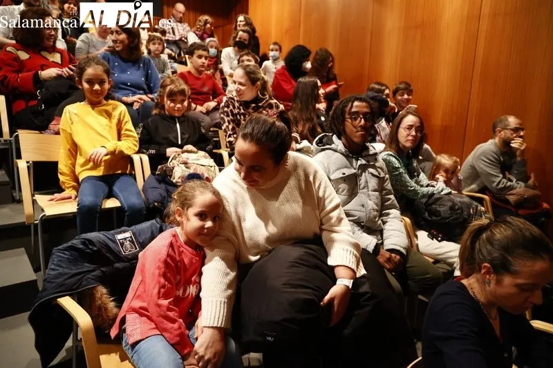 La magia de Estefanía Galera divierte a pequeños y mayores | Fotos: David Sañudo