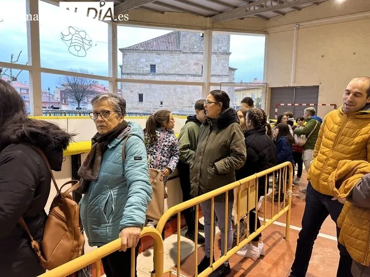 Los vecinos de Castellanos de Moriscos disfrutan de la pista de hielo