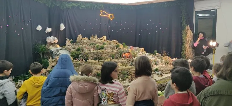 Los más pequeños de Carbajosa disfrutan de las visitas al Nacimiento 