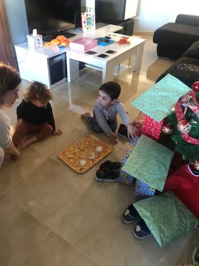 Foto 2 - La ilusi&oacute;n de los salmantinos por los regalos de los Reyes Magos