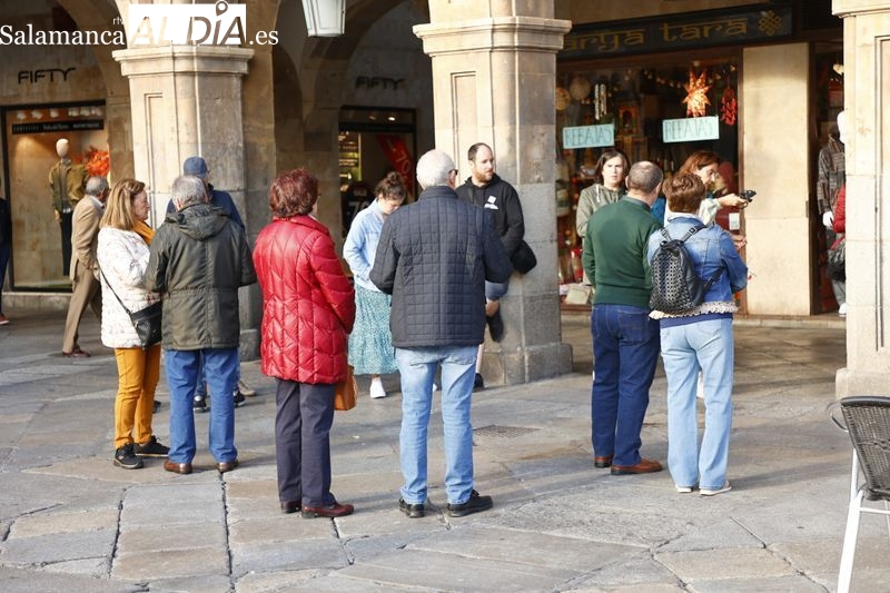 Grupo de personas en la Plaza Mayor de Salamanca