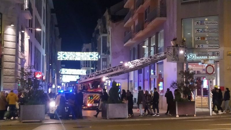 Dos heridos en Zamora tras la caída de un arco de luces de Navidad