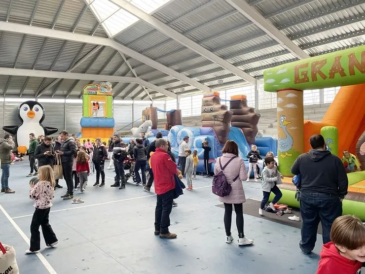 Taller de cocina, hinchables, consolas.... niños y mayores de Carbajosa disfrutan de la programación navideña