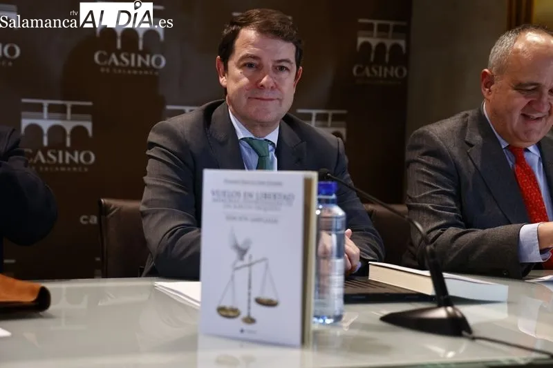 El Casino acoge la presentación de 'Vuelos en libertad. Memorias desordenadas de un jurista inquieto' | FOTOS: David Sañudo