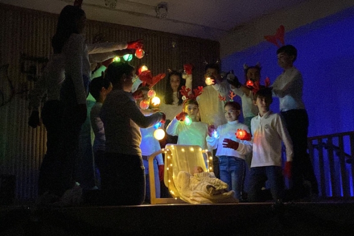 Grandes y pequeños disfrutan de un animado y ya clásico Festival de Navidad en el Colegio La Encarnación