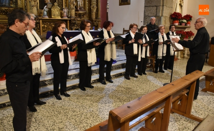 El Coro de Mayores de San Andrés brinda un recital de villancicos a sus parroquianos
