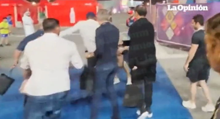 La brutal agresión de Samuel Etoo a un aficionado tras un partido del Mundial