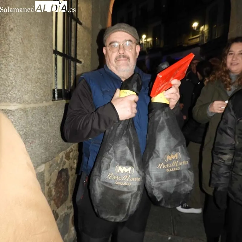 Foto 6 - La t&oacute;mbola solidaria que ha llenado B&eacute;jar de ilusi&oacute;n