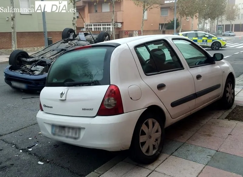Coche volcado en la calle Orejudos, en el barrio del Zurguén