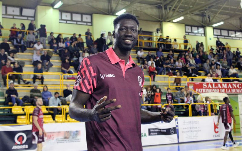 La Antigua ficha a Waly Niang 
