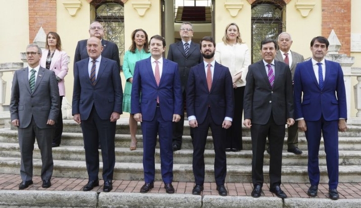 Mañueco anuncia rebajas de impuestos, ayudas a empresas y el aumento de la renta garantizada