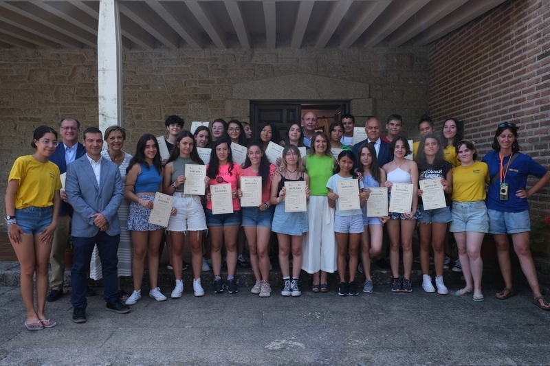 La consejera de Educación entrega en Villarino los diplomas a los participantes del curso de inmersión en lengua inglesa de Iberdrola