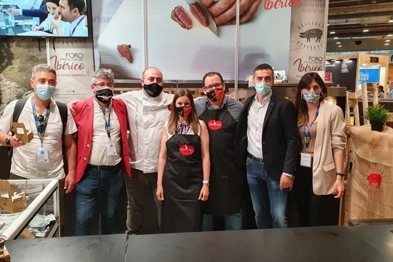 Helio Flores y Los Álamos Gastrolab han participado en Madrid Fusión con una original hamburguesa. Fotos Salamanca en Bandeja