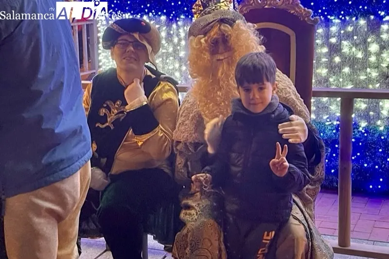 Grandes y pequeños han participado en la recepción a los Reyes Magos