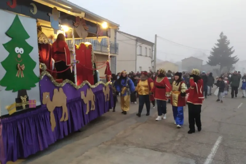 Foto 6 - Los Reyes Magos reparten ilusi&oacute;n y caramelos en Villoruela