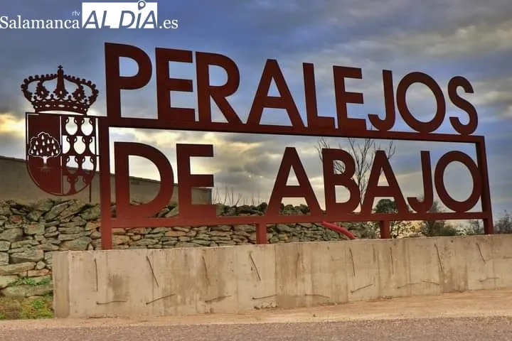 Foto 2 - Peralejos de Abajo da la bienvenida a sus visitantes con su nombre en acero corten