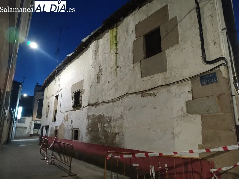 Estado en el que se encuentran varios edificios del centro de Vitigudino / CORRAL