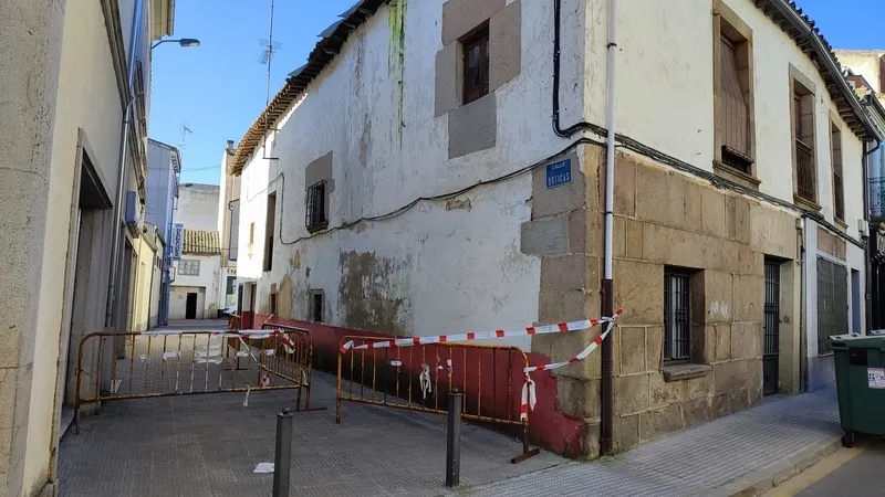 Edificio sobre el que también pñesa expediente de ruina / CORRAL