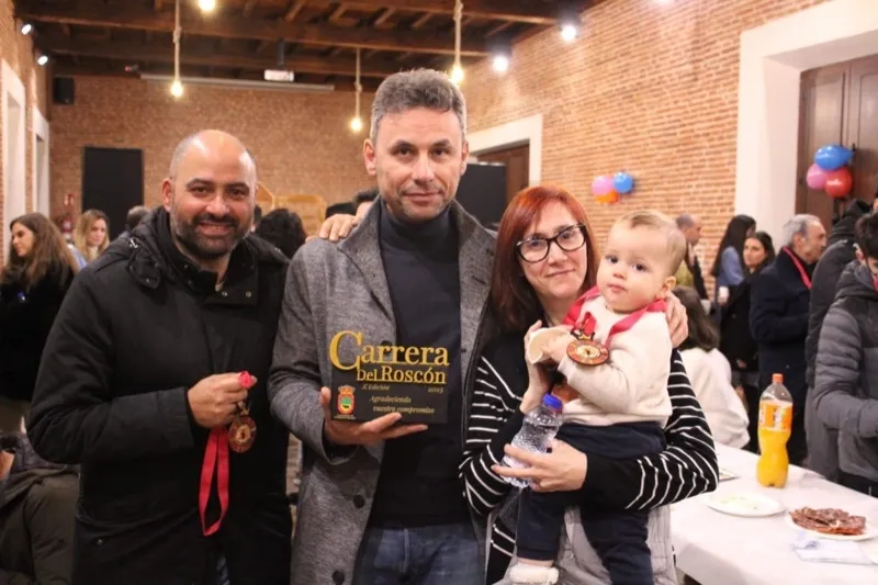 El Ayuntamiento de Paradinas y la organización de la Carrera del Roscón han vivido un emotivo acto de reconocimiento